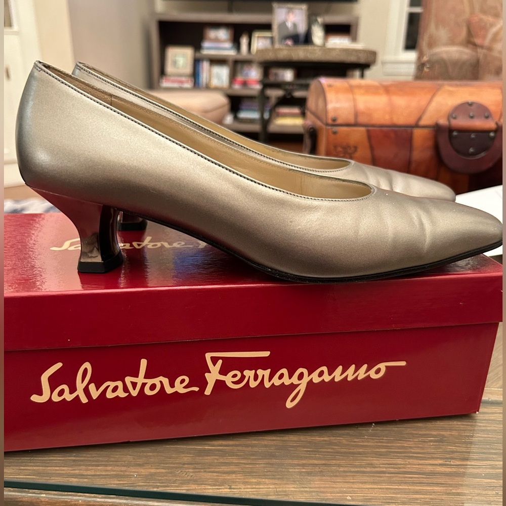 Salvatore Ferragamo Putter Pumps, 7.5
